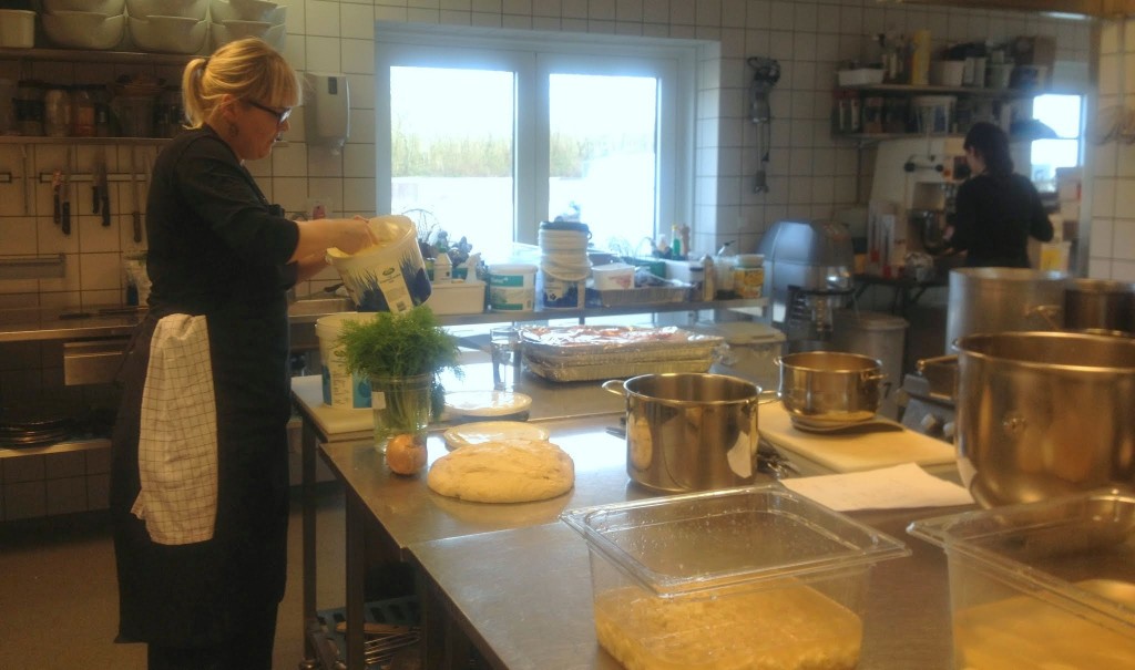 Lene i køkkenet