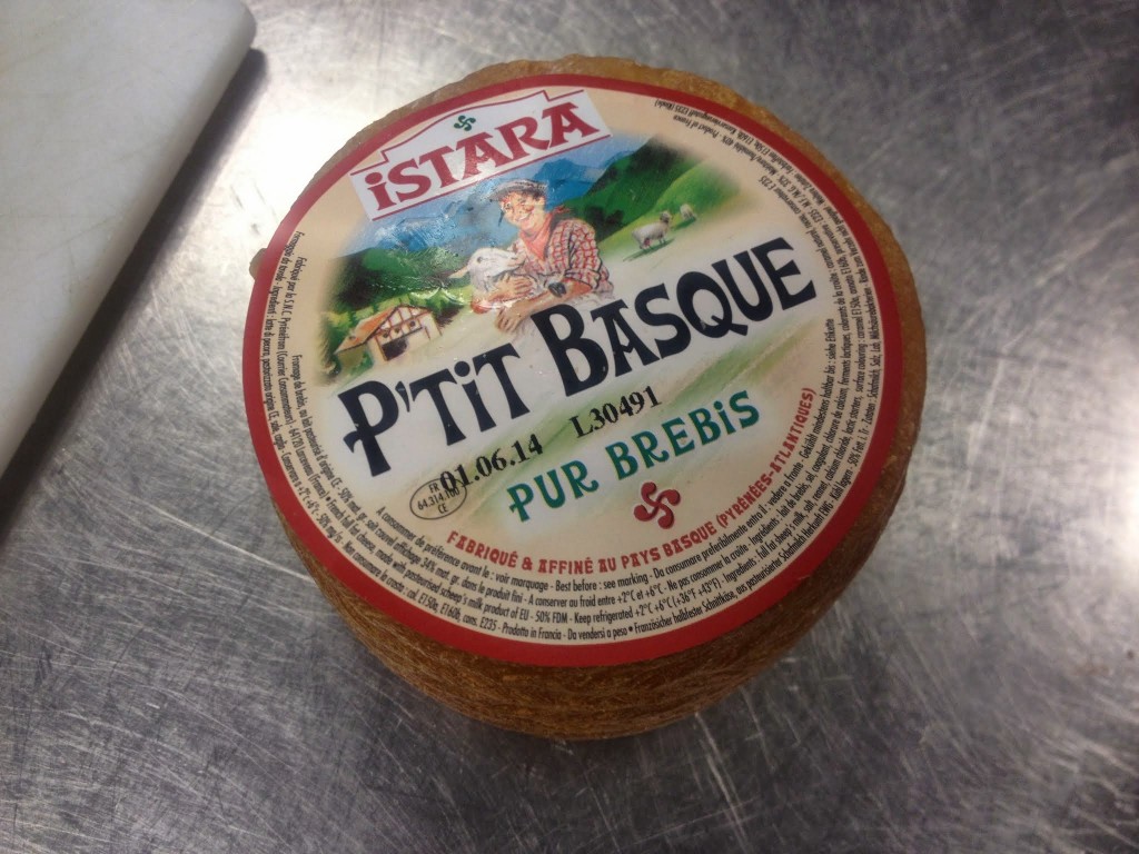 Jeg skær også Petit Basque ost i skiver.