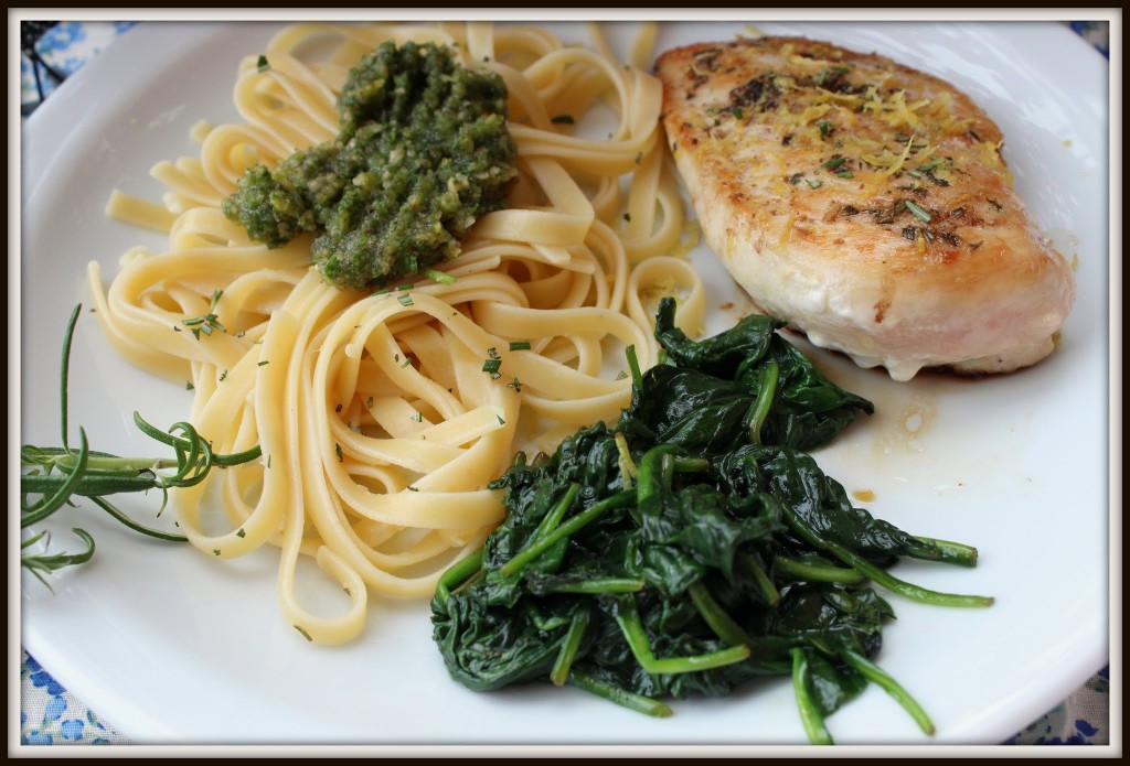 Pestoen ligger bare som en klat ovenpå fettucinen her, fordi det ser pænest ud. Men den skal naturligvis blandes med pastaen, når man skal spise.