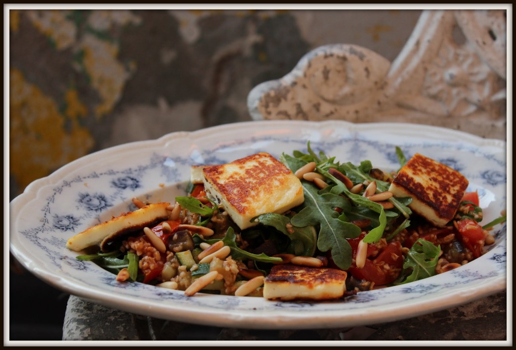 Auberginesalat med grillet halloumi