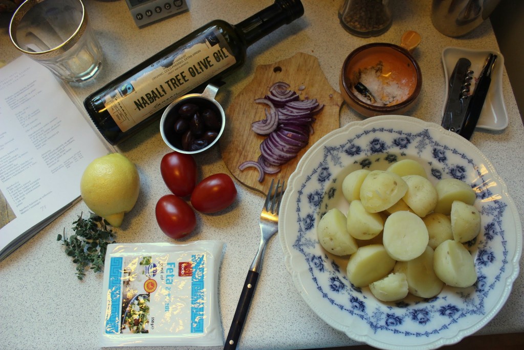 Ingredienser til den græske salat - godt at jeg nærmest automatisk tog det billede :-)