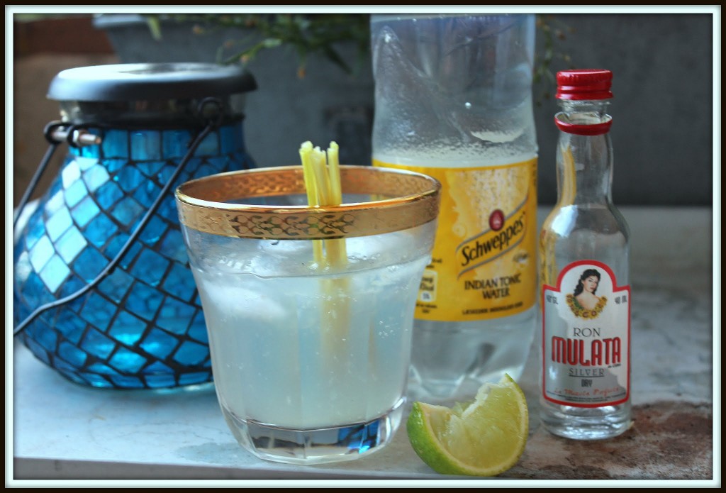 Rom-cocktail med citrongræs og ingefær.
