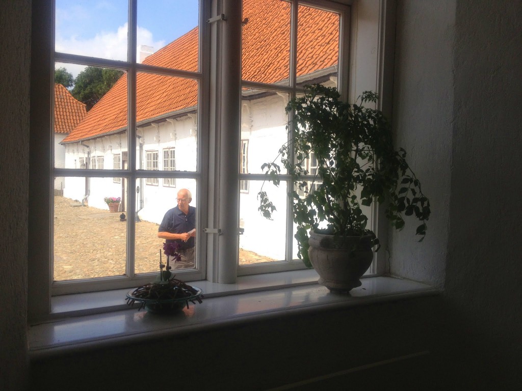 Far er gået udenfor fo at få frisk luft.