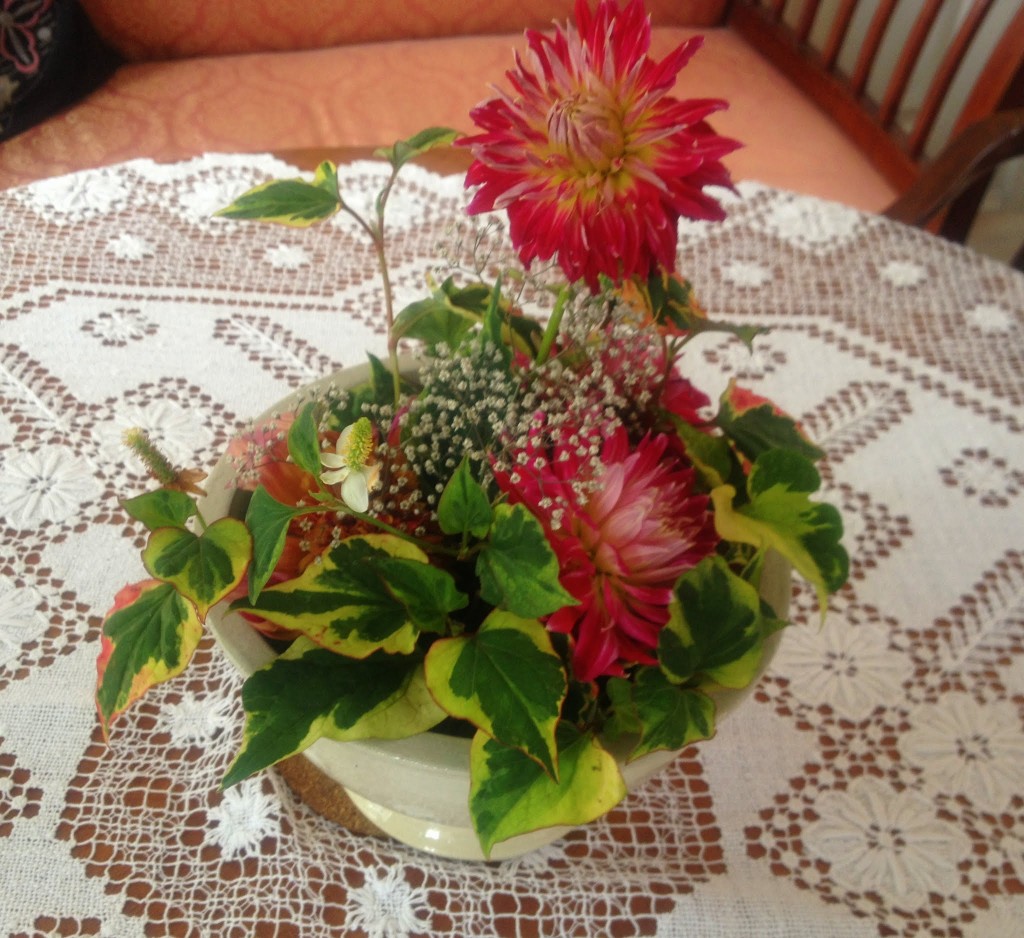 Frivillige laver blomsterarrangementer til Nørre Vosborgs tuer året rundt.