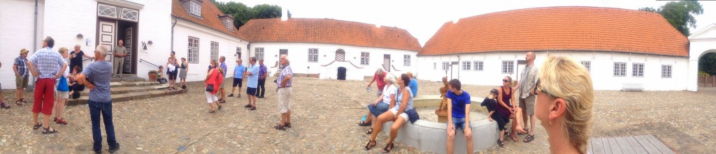 Panoramafoto af tre af de fire længer på herregården.