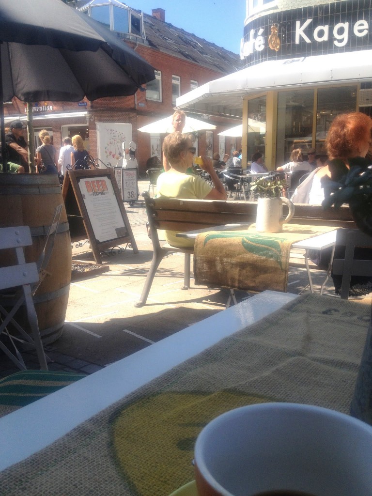 Gågae set fra en kop kaffe på Estate.