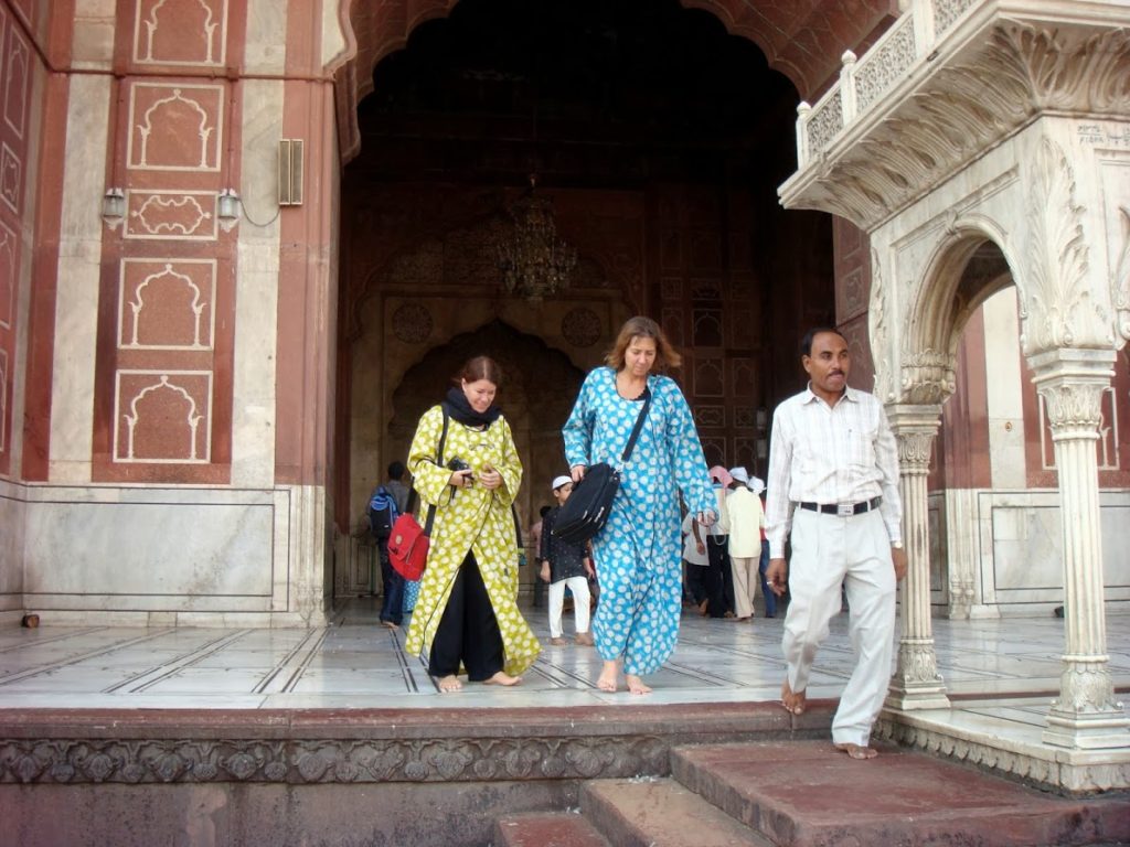 Forrest "snyde-guiden", der forsøgte at slå os for 200 rupies per kvinde for at vise rundt i Jami Masjid-moskeen i New Delhi. Han var absolut den eneste på hele turen, der forsøgte at snyde os.