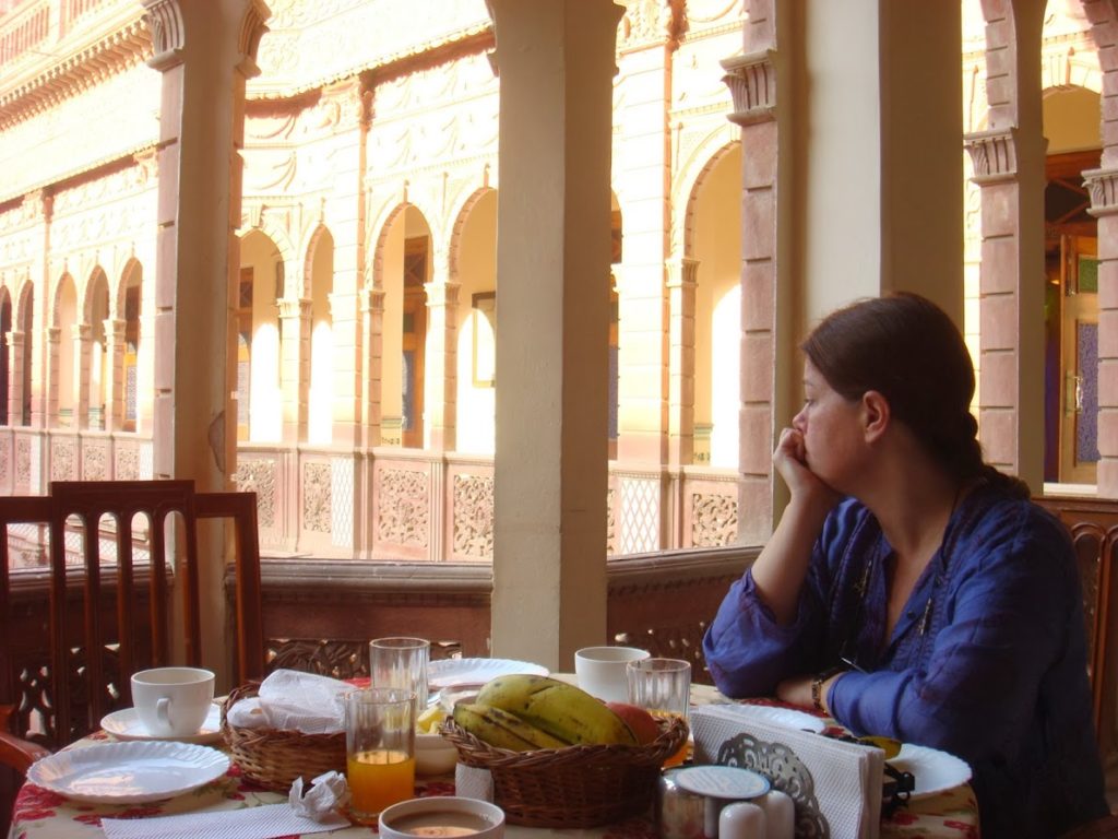 Og her beundrer jeg den indre gård på det smukke hotel i Bikaner, Hotel Bhanwar Niwas. Det er morgenmaden, der er blevet serveret her på den indre svalegang.