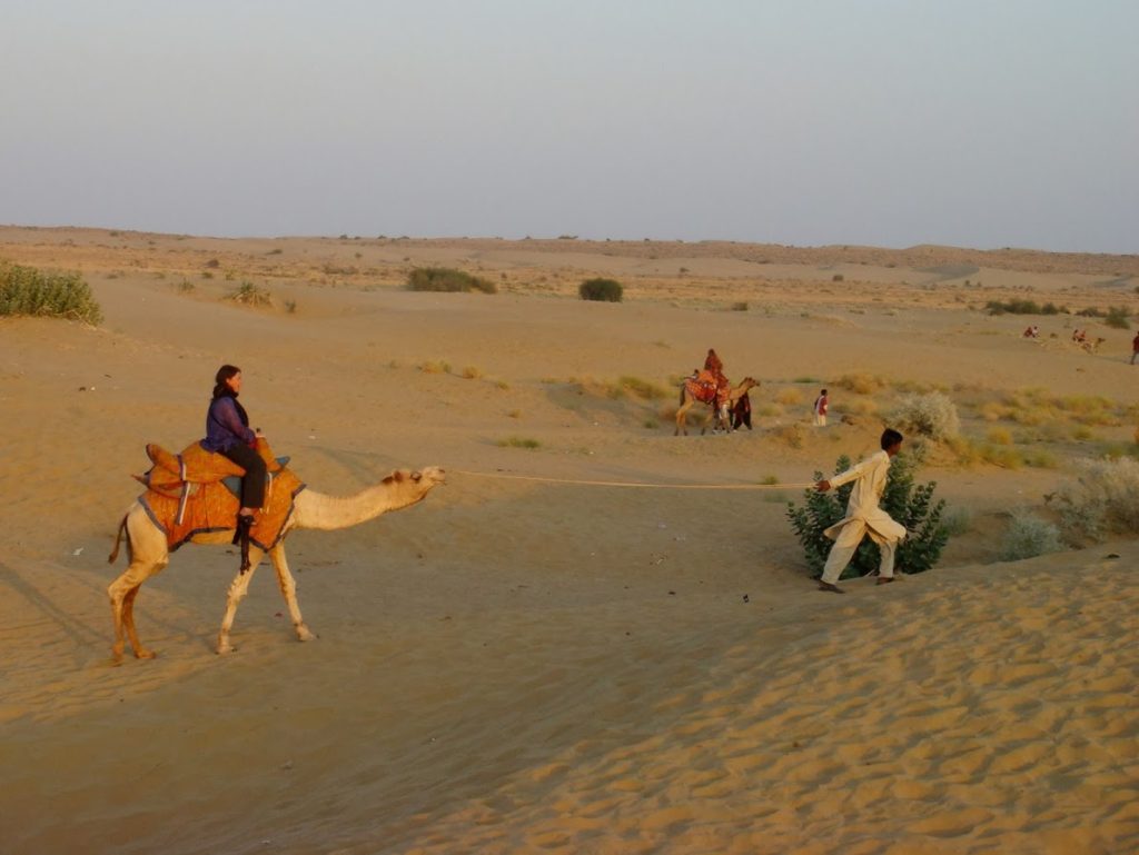 Her er jeg så på en af de loppebefængte skidtsække. For tredje gang i mit liv. De to forgående var Ægypten og Tunesien. Og hver gang lover jeg mig selv, at det var den sidste. Det er bare IKKE behageligt. En hesteryg er den rene luksusrejse ved siden af.