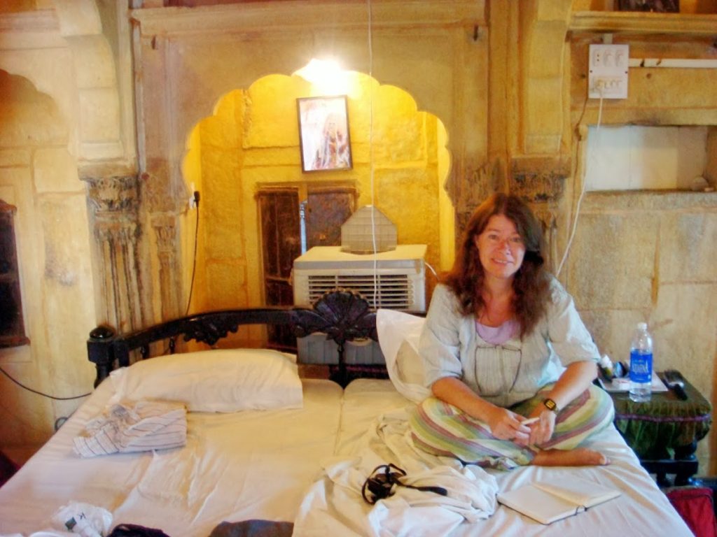 Vores stærkt eksotiske værelse i et 450 år gammelt logi i Jaisalmer. Desværre var "ekstra-sengen" turens mest umagelige...