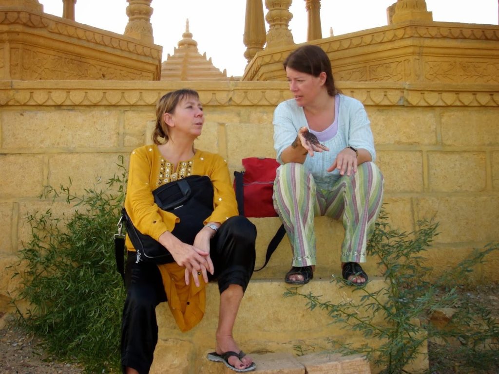 Mig (i stribede bukser) og en af veninderne foran Bada Bagh, den kongelige familie i Jaisalmers begravelsesplads.