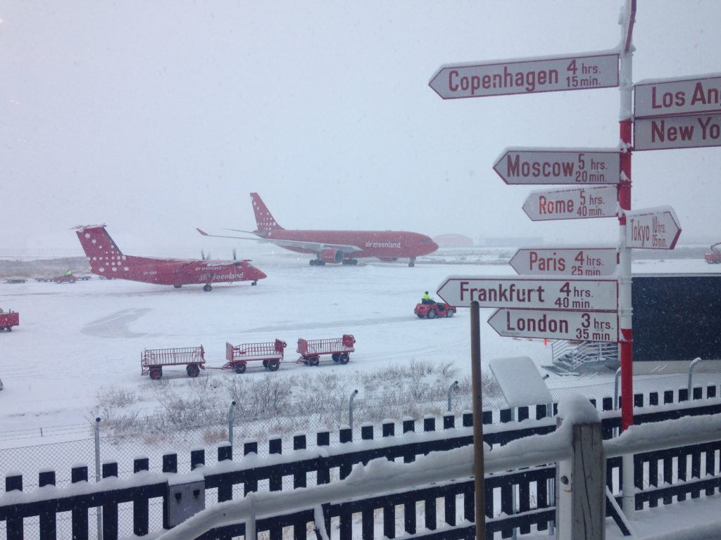 Jeg tilbragte længere tid end beregnet i Kangerlussauq med at kigge ud på snevejret og flyene...men jeg mødte en masse hyggelige mennesker.