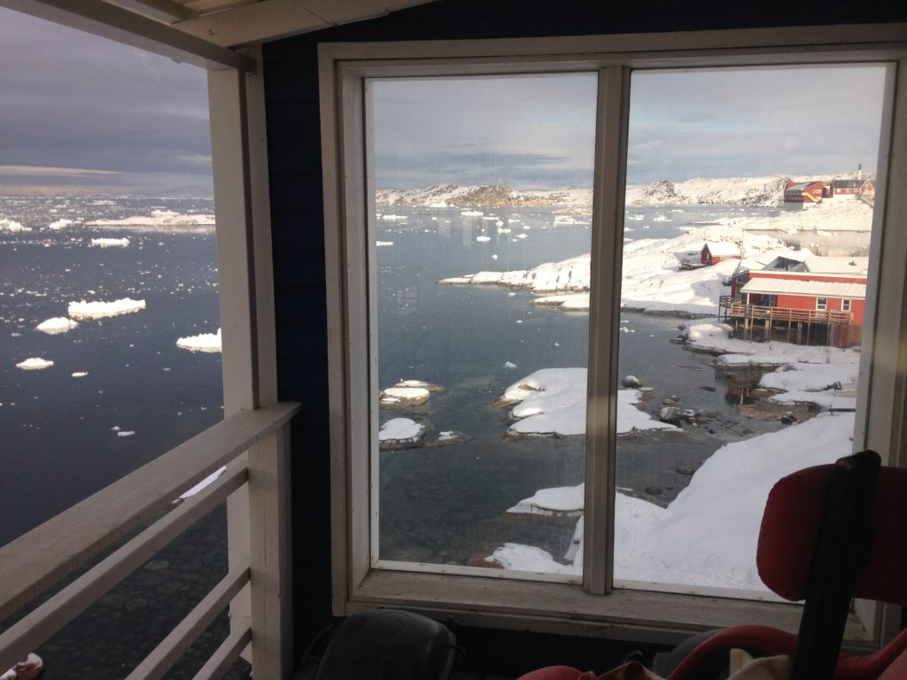 Afslappet, hyggeligt og med en udsigt der nærmest ikke kan slåes - jeg sidder her på altanen med et tæppe over benene, da jeg ankommer til guesthouse i Ilulissat, og mit værelse ikke er helt klart. Mit blodtryk falder, og roen falder over mig. Det er vidunderligt.