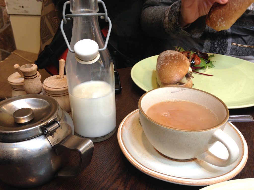 Rigtig god te og sandwich på den cafe, som vi frekventerede en gang om dagen. De havde SÅ mange kager. Caffen viste sig at være polsk ejet - det var Stephanies polske, kageglade chauffør, der spottede det :-)