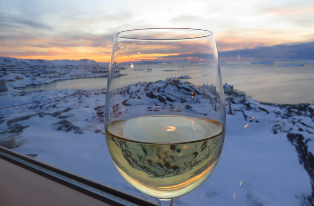 Et glas vin og udsigten fra mit værelse på Grønlands vel nok mest luksuriøse hotel, Hotel xxx i Ilulissat.