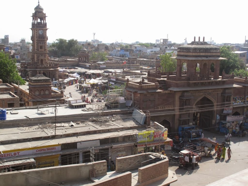 Udsigt over Jodhpur fra tagterrassen - ud mod byens berømte klokketårn.