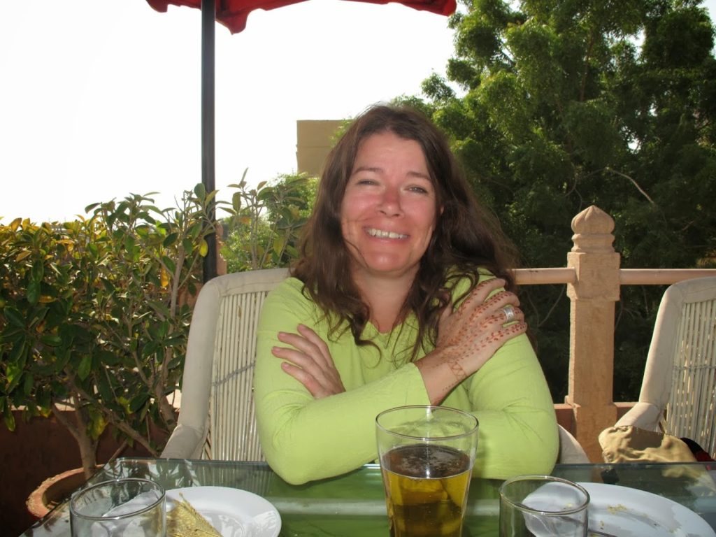 Mig på tagterrasse-restauranten på hotellet i Jodhpur. Læg mærke til min kunstfærdigt dekorerede henna-hånd.