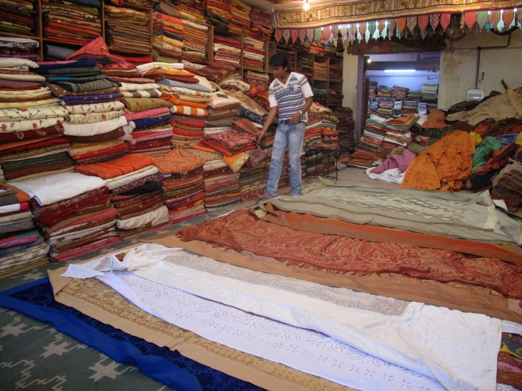 Man kan købe de skønneste sjaler og metervis af stof - her i en berømt mange etager stor forretning i Jodhpur, hvor de har fotos på væggene af selveste Richard Gere, der køber ind :-)