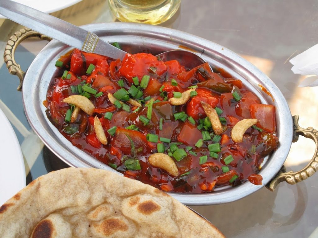 Mere tiltalende indisk mad - med fladbrød.
