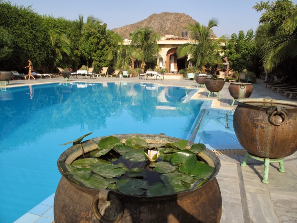Rajestan er en ørkenstat - men det kan man godt glemme et øjeblik her på hotellet i Pushkar.