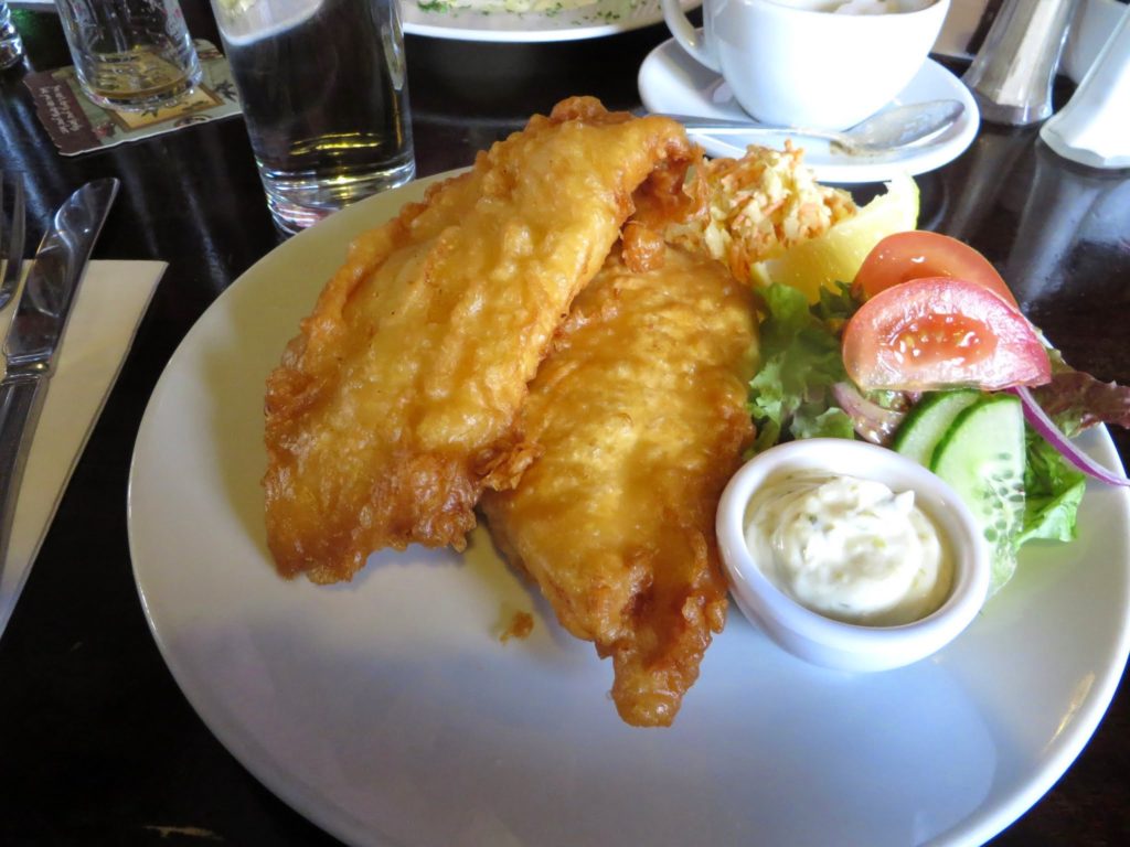 Verdens bedste fish&chips! Jo, det er jeg næsten sikker på. Serveret på pubben The Old Bridge i Bundoran. Let og sprød panering, god frisk fisk og den skønneste tatarsauce til fisk og fritter (selv om der også blev tilbudt ketchup)