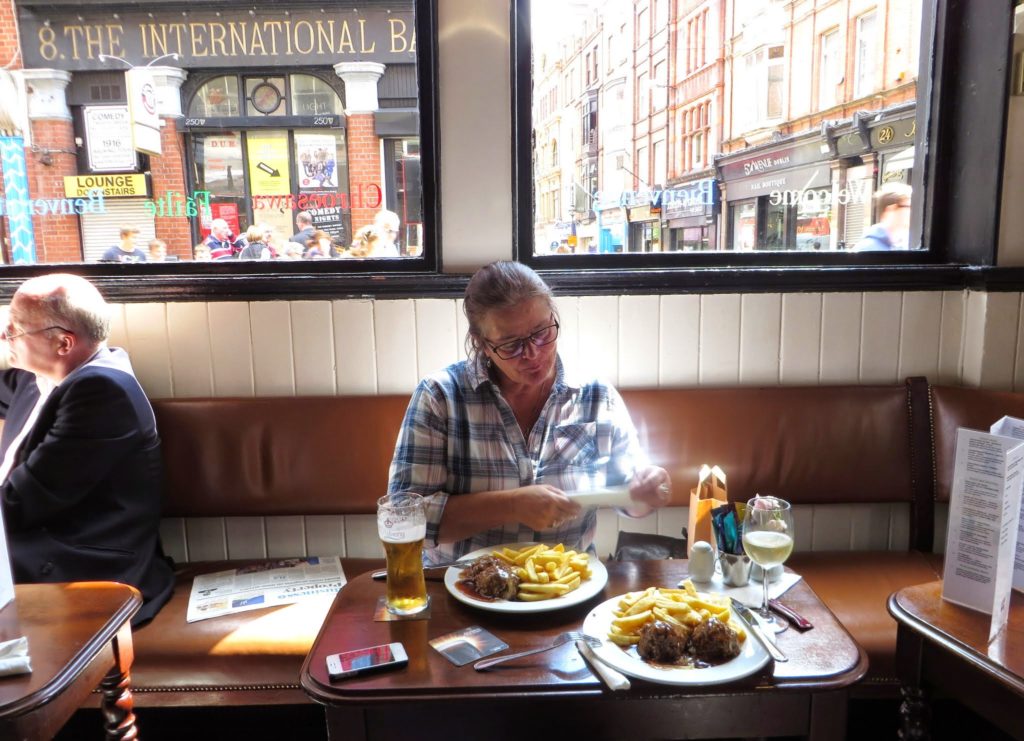 Jette på en helt almindelig pub midt i Dublin, hvor vi fik en velvoksen bøf med sovs. Vi troede faktisk, at vi havde bestilt en burger (sådan en med brødbolle), men det havde vi altså ikke. Det smagte rigtigt godt :-)