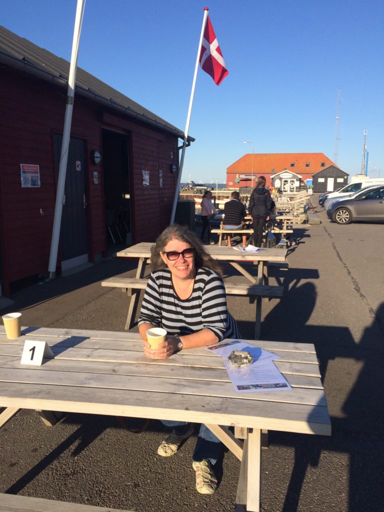 Mig med kaffen udenfor i solen.