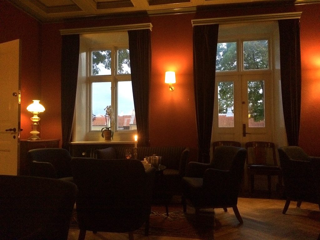 Den tilstødende stue, der engang husede Brøndums spisesal, men hvor vi nu nød vores kaffe og petit four.