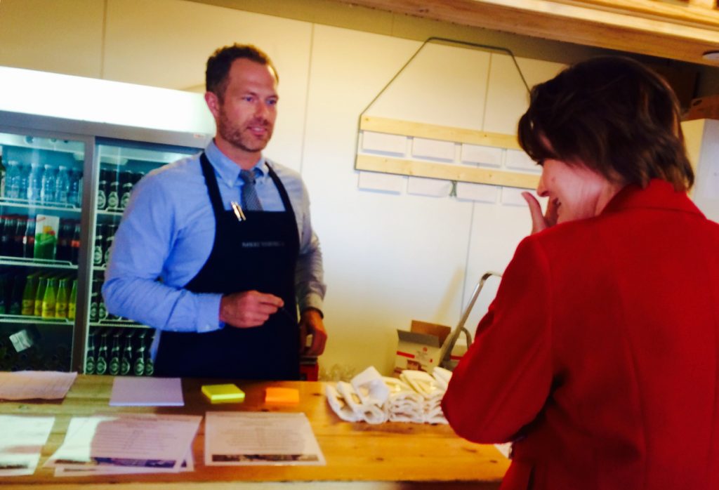 Thomas Holme, direktør for Nørre Vosborgs hotel- og restaurationsdel, tager imod ved disken.