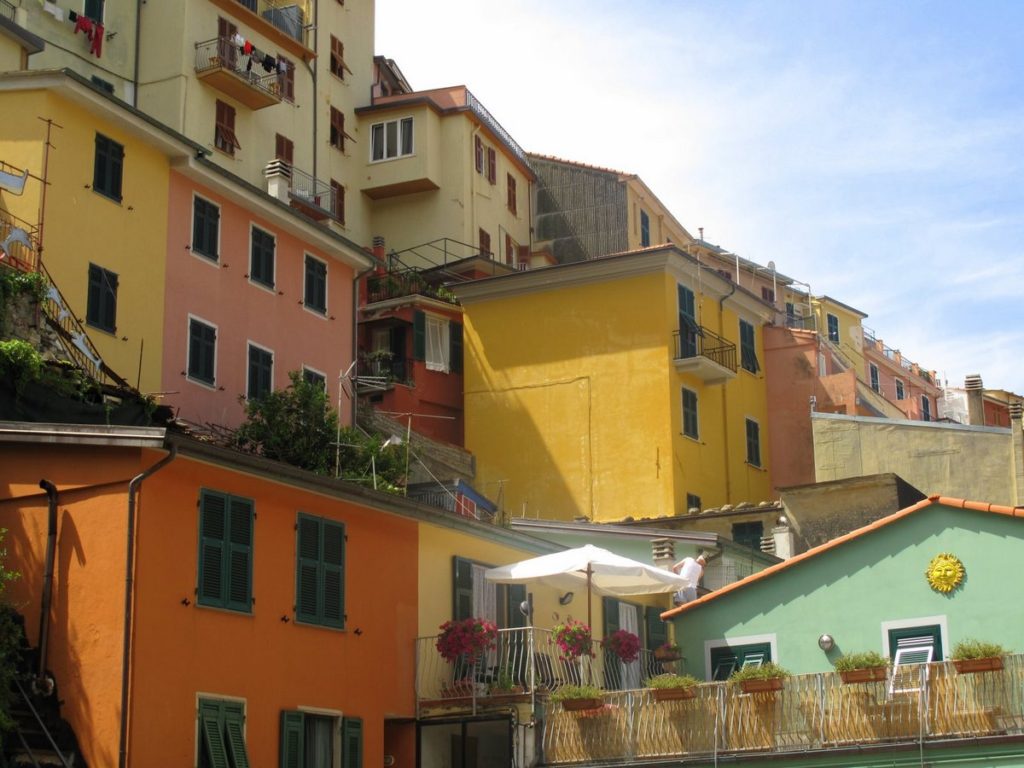 Farvestrålende huse i Manarola.