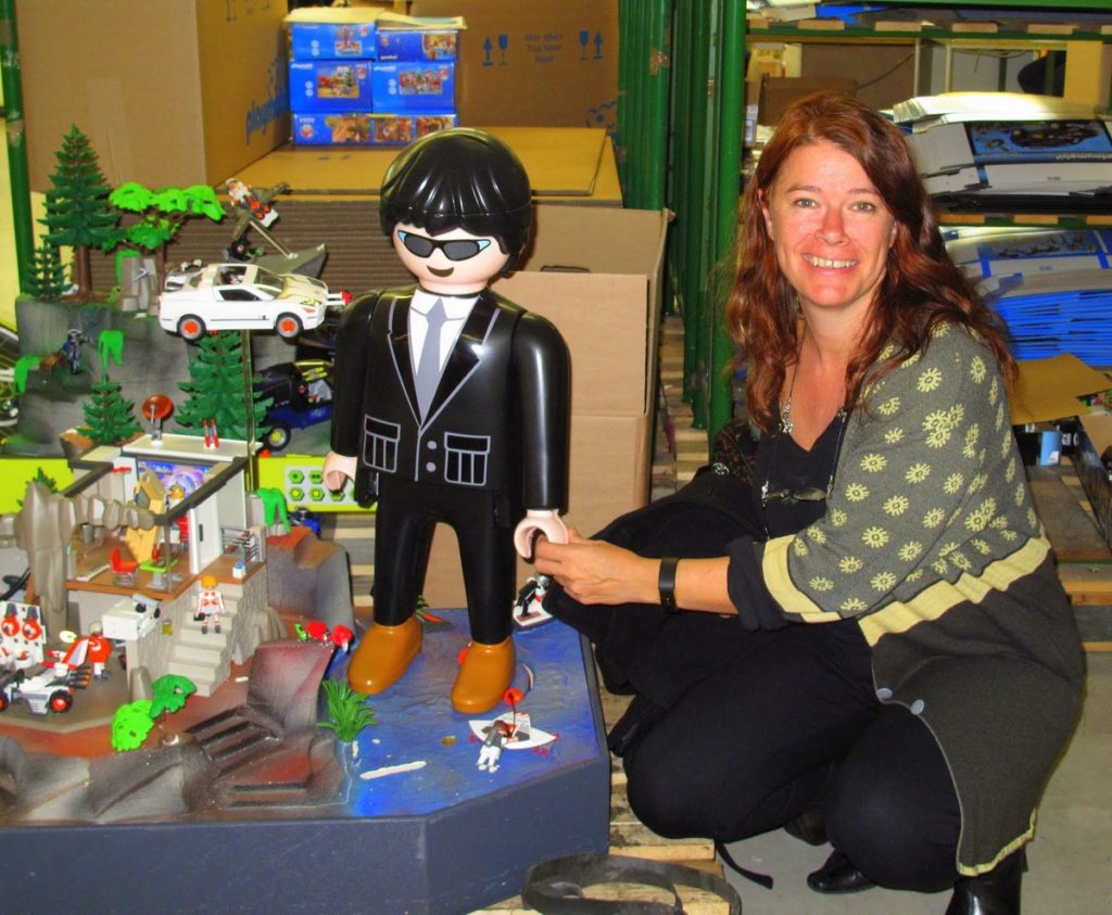 Jeg hilser på en Playmobilfigur i overstørrelse - en hemmelig agent.