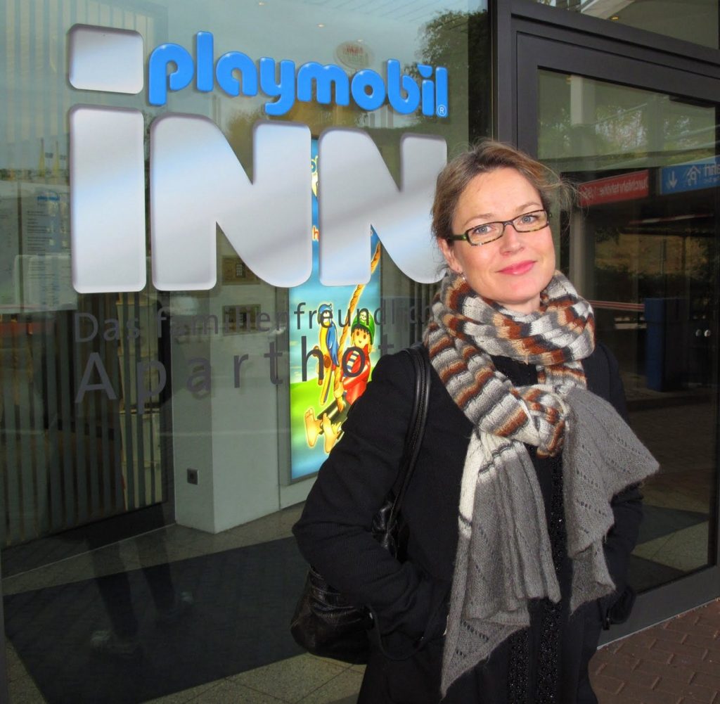 Marie-Louise foran hotellet...
