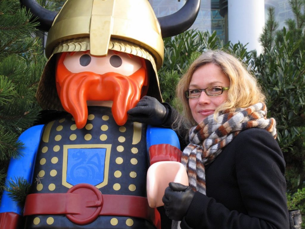 Min medrejsende, Marie Louise, ved en af de store figurer i parken.