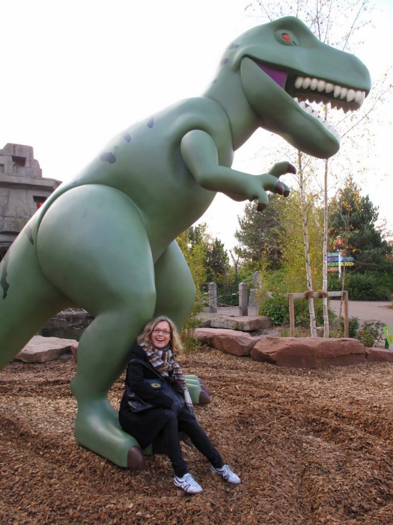 Marie Louise har sat sig på foden af T-Rex og får næsten et hjertesalg, da den brøler.