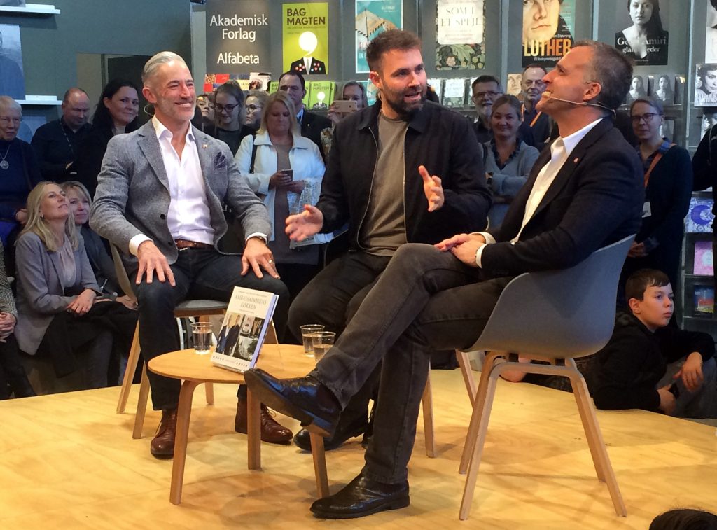 Ambassadørparret på scenen i Lindhardt og Ringhofs stand - i midten intervieweren, som jeg var svært misundelig på. Han var nu god.