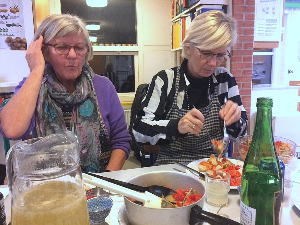 Hanne og Lene, der lavede den glimrende Som Tam. Næste gang skal vi have "japansk-koreansk julefrokost"!!