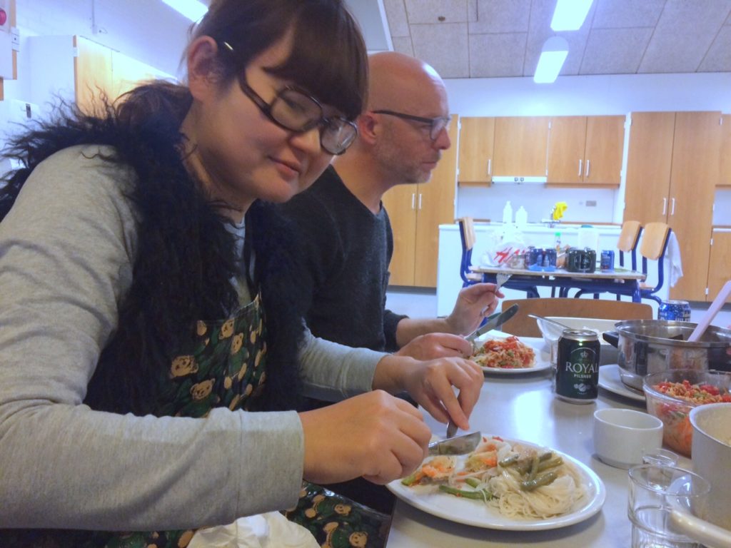 Yuko (forrest) og min makker på aftenen, Jesper, ved bordet.