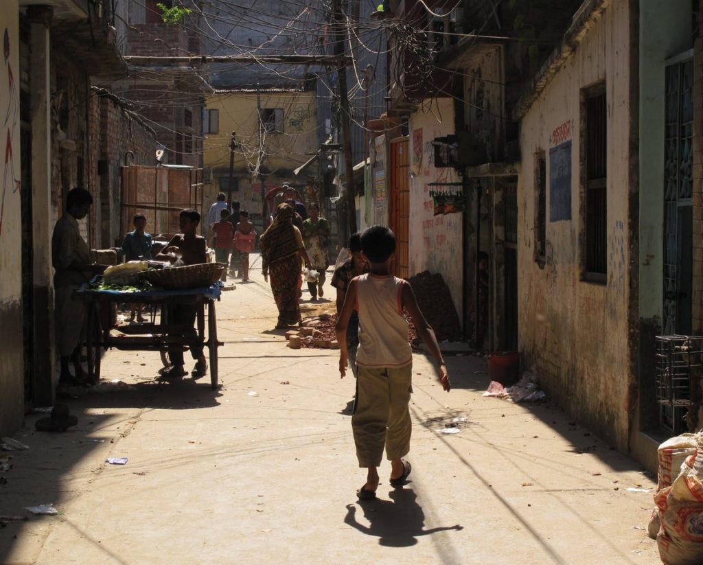 Slummen i Dhaka. Nogle kilder anslår, at 40 procent af Dahakas beboere bor i blikskure, fordi de ikke har råd til andet.