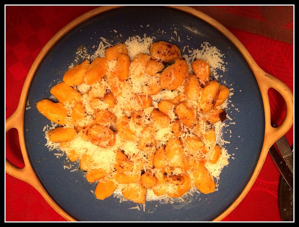 Et fad gnocchi - drysset grundigt med pecorino!