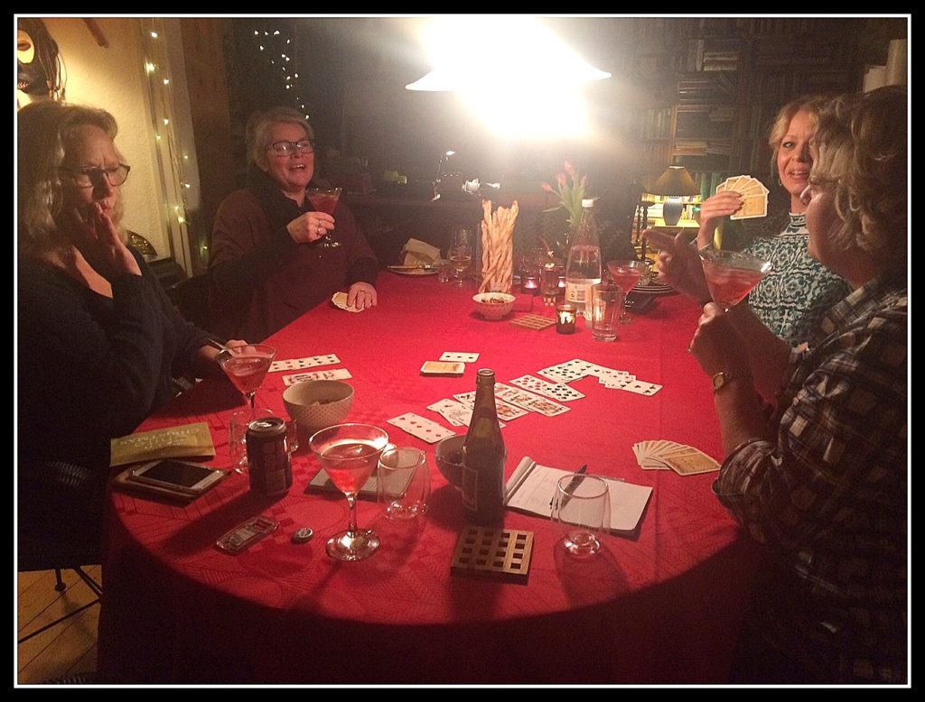 Og så var der ellers gang i kortspillet, mens snacks og drinks kom ind en gang imellem...