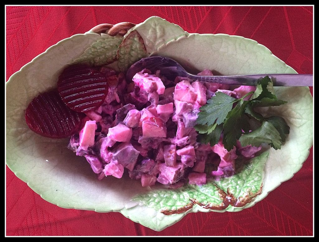 Sildesalat - eller russisk salat - tager sig jo flot ud. Især her i min fine lysegrønne majolica-skål.